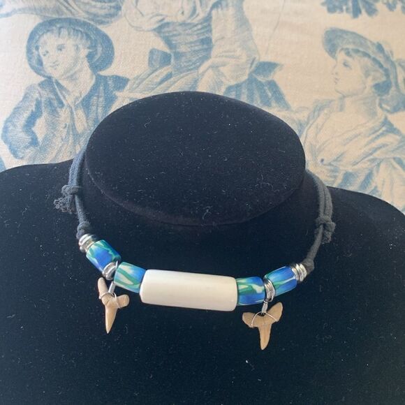 Vintage Handcrafted Shark teeth name choker, in Blue and Ivory, Unmarked - Picture 3 of 3